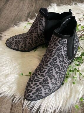 Betabrand Chelsea Pull On Animal Print Leopard Ankle Boot Booties Womens Size 10